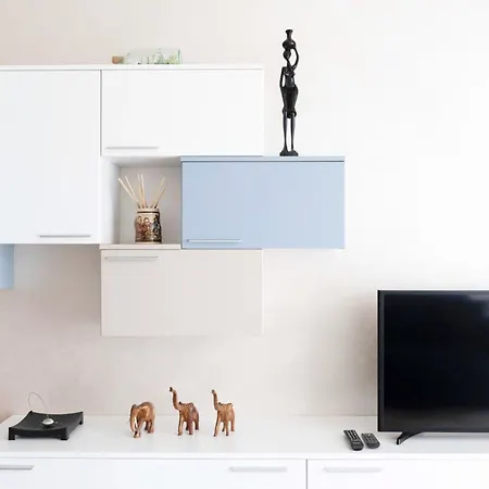 Blue - Cozy In Center *